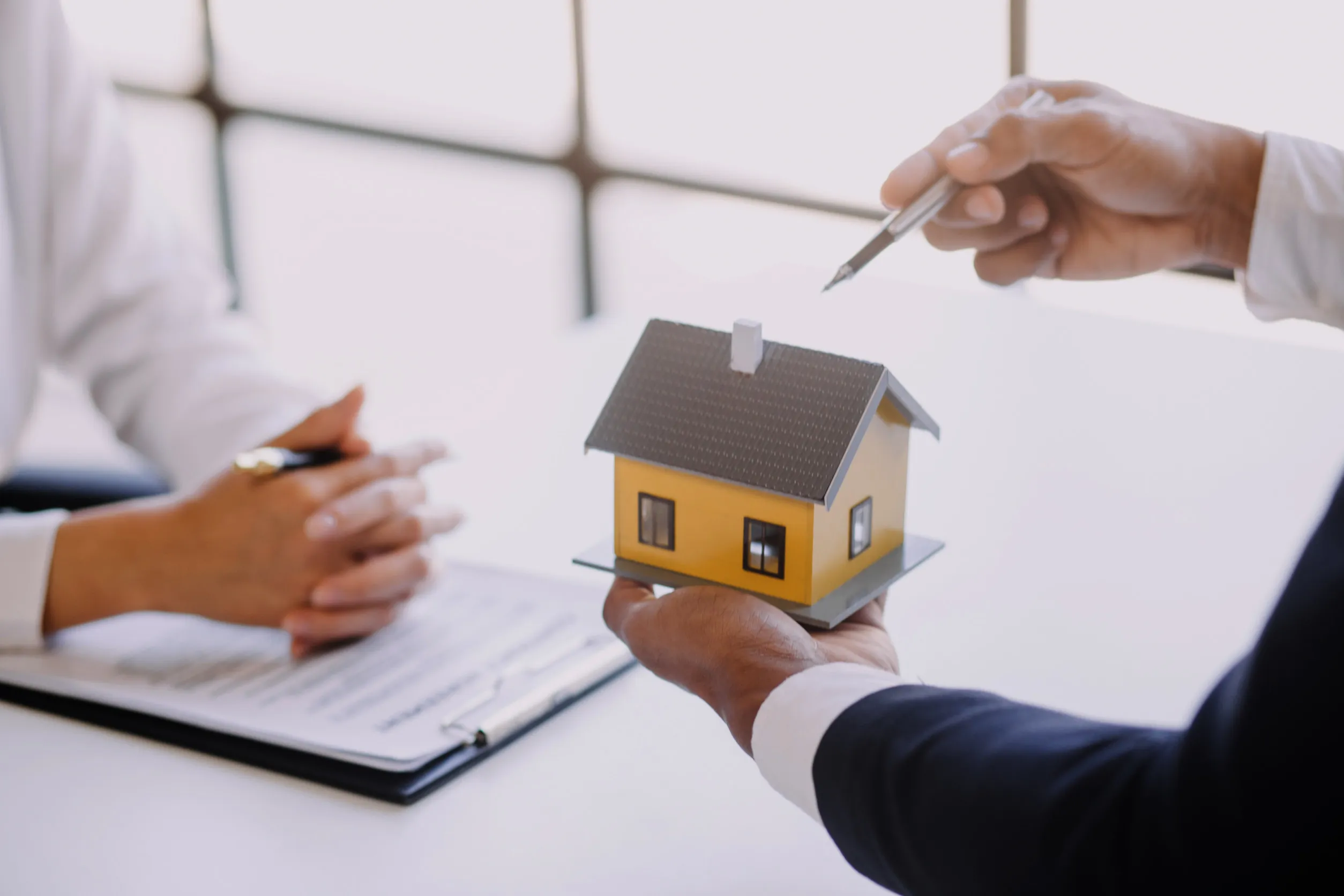 Real estate brokerage agent Deliver a sample of a model house to the customer Real estate brokerage agent Deliver a sample of a model house to the customer